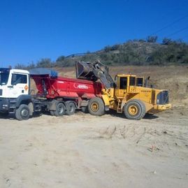 Gravera Moraleja excavadora arrojando tierra