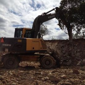 Gravera Moraleja excavadora extrayendo tierra