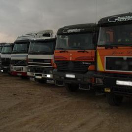 Gravera Moraleja vehículos de transporte parqueados