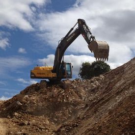 Gravera Moraleja excavadora en montaña