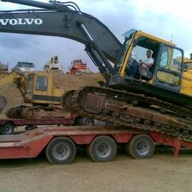 Gravera Moraleja vehículo transportando excavadora