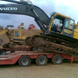 Gravera Moraleja vehículo transportando excavadora